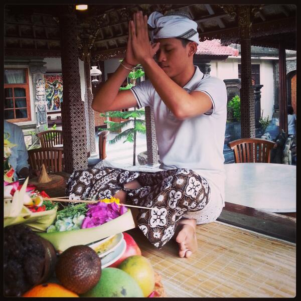 Agunk_ananta99's tweet photo. Otonan @home http://t.co/NExLhdr1wS