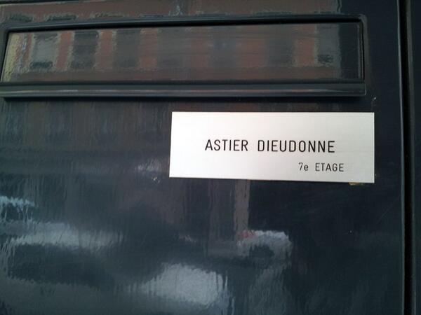 ThomasCarrage's tweet photo. @sgtpembry : alors ça y est, vous avez emmenagé ensemble ? ;)
(une boite aux lettre à Lyon3ème) http://t.co/S3NkXayThm
