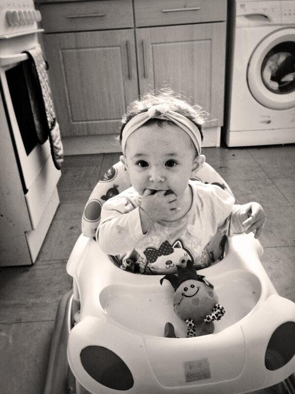 marcsnappy's tweet image. Little Amber sends a hello to twitter land! #cute #baby