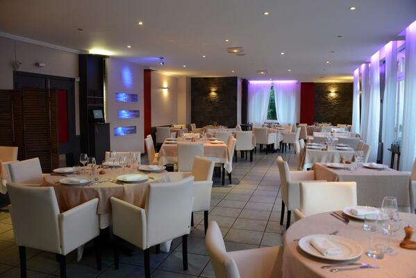 lecastelfleuri's tweet photo. Le restaurant du @lecastelfleuri http://t.co/pFgZdG2zgW