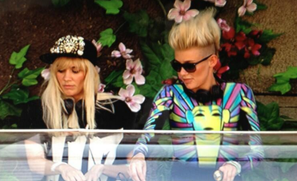 Gouldxngg's tweet photo. Nervo durante su set en el Main Stage.(5) http://t.co/I4rG65uGGK
