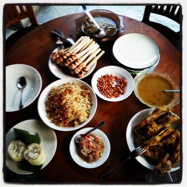 Agunk_ananta99's tweet photo. Makanan waktu otonan memang paling jaen http://t.co/AAiJDbXGsC