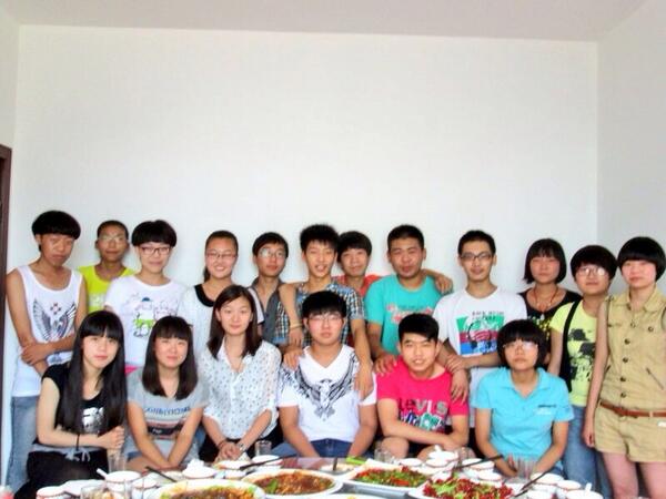 Demo_Yoo's tweet photo. 我们高中的聚会，看的到我么！ http://t.co/9uQIDt2yyj