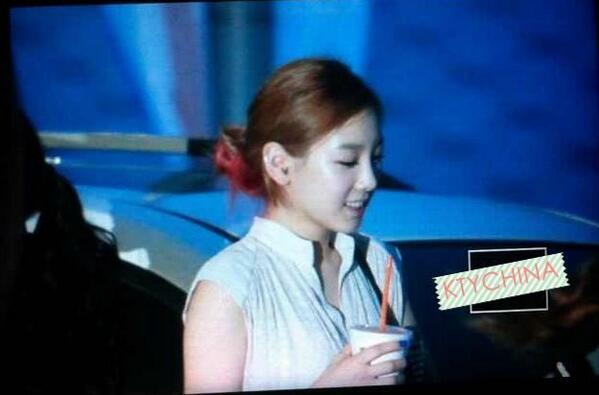 [PIC][26-07-2013]Tiffany - TaeYeon và Sunny khởi hành đi LA để hát Quốc ca mở màn cho trận đấu bóng chày giữa 2 đội Los Angeles Dodgers và Cincinnati Reds vào tối nay BQGPX7qCIAEP5Oj