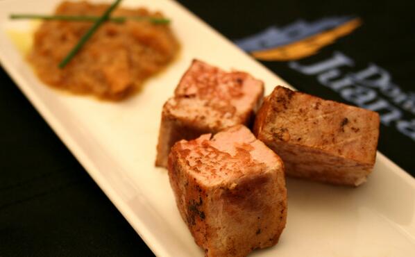 DonyaJuanaRest's tweet photo. Tapa del día! 
Lomo de atún http://t.co/xJn4WvrtkH