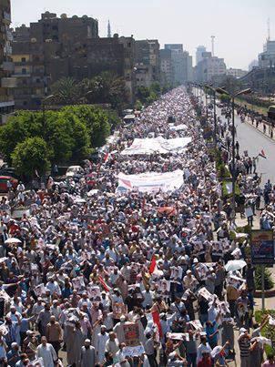 herricahyadi's tweet photo. Ini pendukung pro #Morsi #ProDemocracy barisan panjang hampir tak bisa dilihat ujungnya. Masya Allah.. #Egypt http://t.co/5rm0f81cNb
