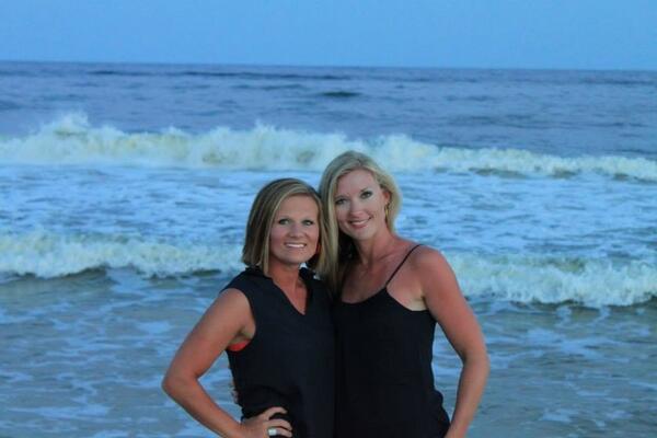 kimble_liz's tweet photo. I could live at the beach ALL summer!! #beachbum #sisterlove http://t.co/NJFVMjDAdU