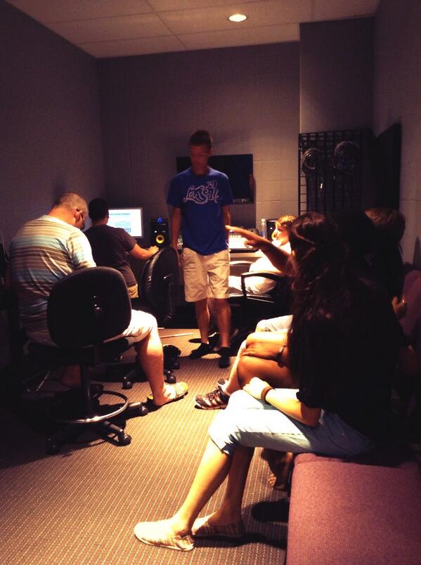 LateMinutes's tweet photo. Worship team practices!! @justmebash gave us pretzels.... http://t.co/y6GSkJ08tb
