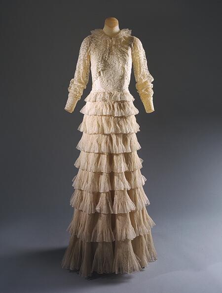 The Metropolitan Museum of Art on X: This Coco Chanel ensemble highlights  her elegant couture stitching & refined design for evening wear.  #FashionFriday  / X