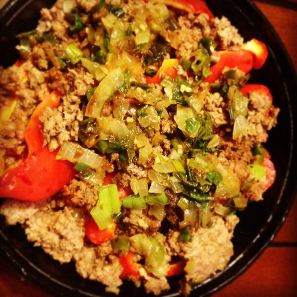 PaleoFactory's tweet photo. Ground Beef Stuffed Garlic Bell Pepper and Onions http://t.co/TGPylhRbHw
