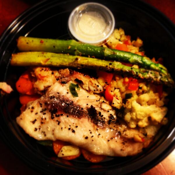 PaleoFactory's tweet photo. Peppered White fish, tomato, asparagus and garlic sauce http://t.co/J9QNwjqWzu