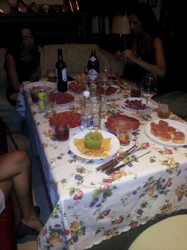 loretoaguayo's tweet photo. Cn sta cena no se emborracha nadie! Eres una crack @aauroraa23 Buena nche ns spera @marpozor @ireneasalas @carmenpmo http://t.co/biZMAgrnOn