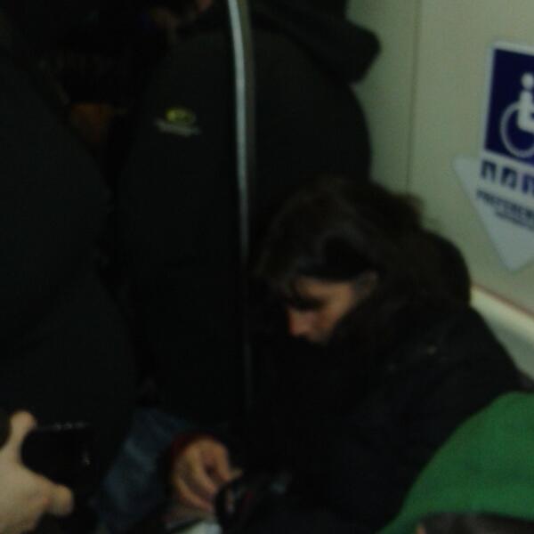 roxykely's tweet photo. Santiaginos... mejor pasar por dormida q pasar el asiento esclusivo a mujer embarazada http://t.co/WdccXJ4w4I