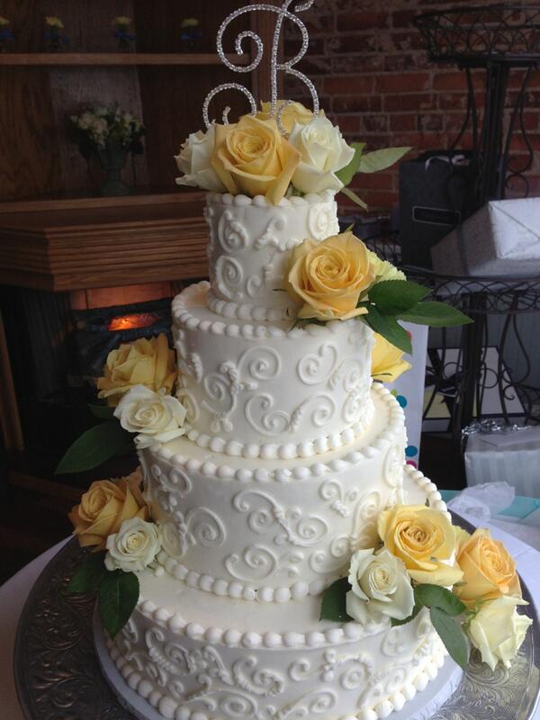 AtWaterstone's tweet photo. Love yellow?? Then you'll love this summer time cake...#WeddingCake http://t.co/coysgg3bzq