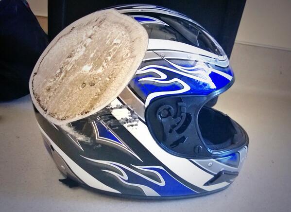 ゾーリンがけ; “@kataoka_k: 時速100キロ以上のバイクで事故ると