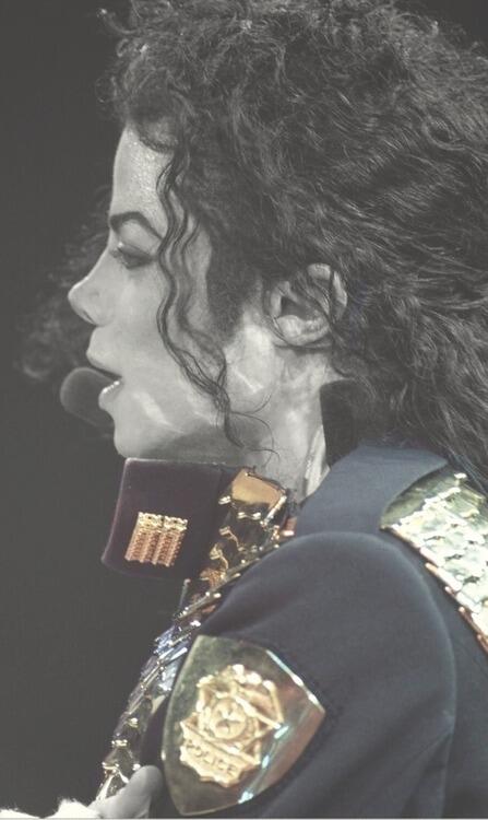 oiicarol__'s tweet photo. NOSSO REI DO POP <33
 Michael Jackson The Legend http://t.co/oi5id8bBwg