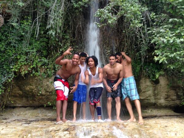 yeuryelnecio's tweet photo. El coro ratata @manuel_ney123  @theboberal @ignacioyess @Miguelitog1 http://t.co/jgpMNhfUjI