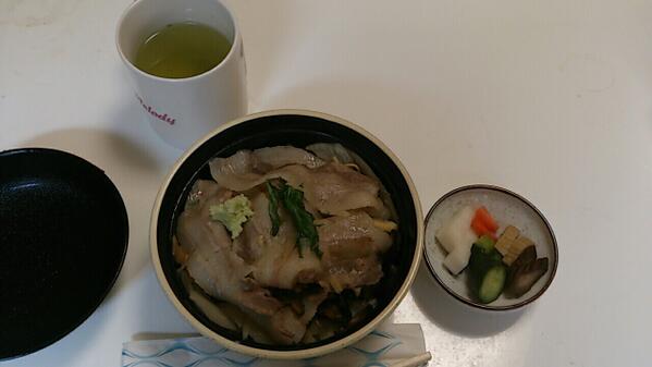 猪丼出前で頼んだ＼(^o^)／これ終わったら医院大掃除！