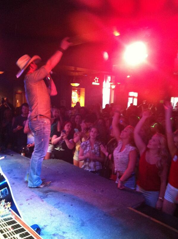 vealedeal's tweet photo. @AaronPritchett getting Nanaimo a lot #letsgetrowdy. More crazy fans on Vancouver Island. http://t.co/Zj7q2lK8lS