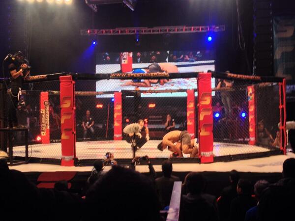 Pinzonhugo's tweet photo. Viendo mi primera pelea de UFC en vivo, asi es otra cosa!!! http://t.co/o0AVZlAgXA