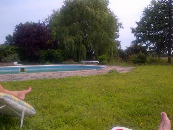 Mel_Catchpole's tweet photo. Uncle Jix's garden............  Amazing weather!!!! Just what the doctor ordered.. :-) http://t.co/uX86R4Hvtn