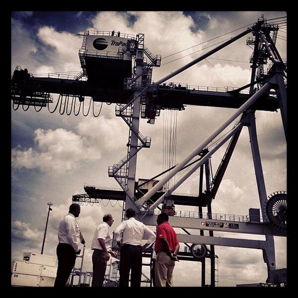 ObamaWhiteHouse's tweet photo. Watch President Obama's Weekly Address on rebuilding middle-class security —> http://t.co/b88FOlWfEh, http://t.co/4Z2DXwbawD