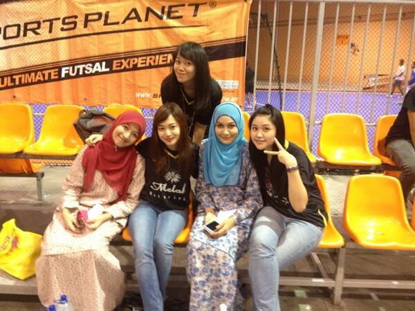 dayangatul's tweet photo. The WAGs of @LubukFC ;) #FutsalEmpatPenjuru #sportsplanet #sorakanLubuk http://t.co/bDOviQmsTj
