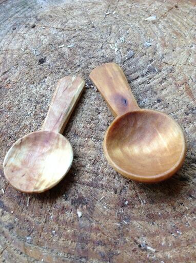 GreenWoodPro's tweet photo. Sun is out. Bees n butterflies in the garden. Just carved these two cracking #Caddy Spoons. Perfect morning. http://t.co/YCLGOCSpmM