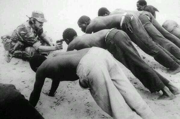 CoinWuTang's tweet photo. Un soldado tortura aldeanos en Rhodesia, advirtiéndoles que el primero que baje será asesinado. 1977. Increíble. http://t.co/OYBvEEzyB2