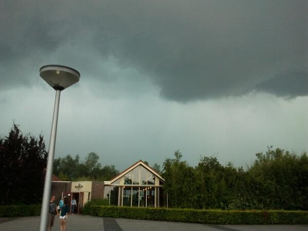 Dolfdevlugt's tweet image. Wachten op een lief wolkje #villagefestival