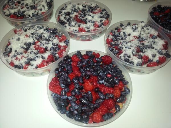 Пакеты для заморозки ягод. Замороженные ягоды. Способ замораживания зелени. Размороженная клубника. Замораживание овощей и фруктов.