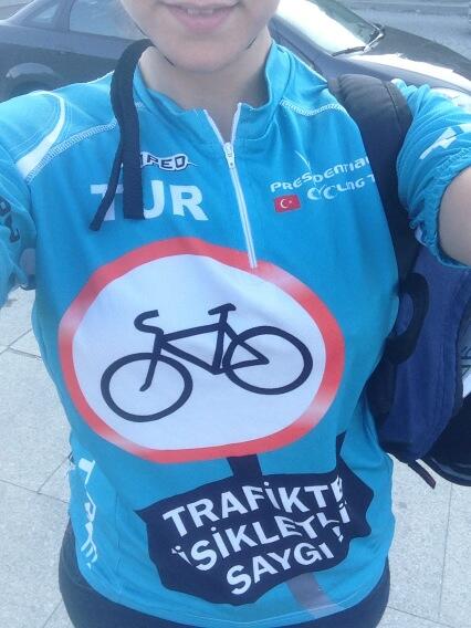 Perrany's tweet photo. Meril Cigdem anısına tek basina cok kisiyim. Biz de varız! #trafiktebisikletliyesaygi http://t.co/yqQuOHubmf