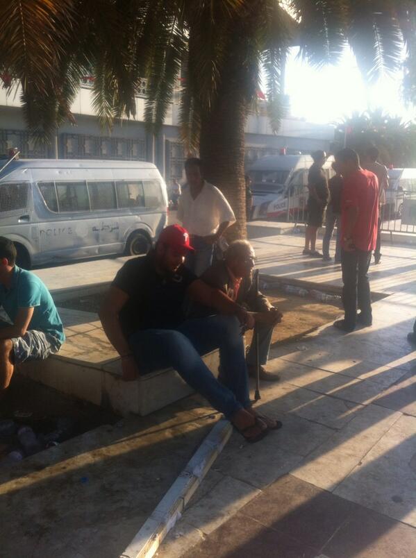 slim404's tweet photo. يوسف صديق 70 سنة معتصم لحل المجلس التأسيسي http://t.co/wjdfWHOJZx #7al #bardo #brahmi