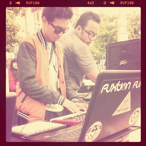 MusikSenang's tweet photo. Ini nih seksi syuper sibuknya MusikSenang \O/ "@fajar_david: @MusikSenang. @revolyelyah. @GonGonnog http://t.co/j7pBMDuthe"