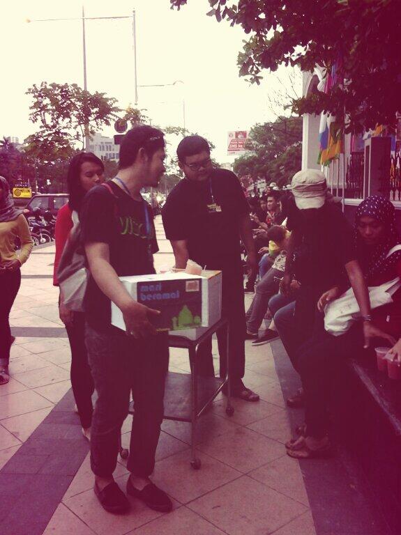 MusikSenang's tweet photo. Nyesel deh gak kebagian takjil gratis dr kita \O/ "@fajar_david: @MusikSenang. Bagi2 takjil.. http://t.co/khJplSl8s8"