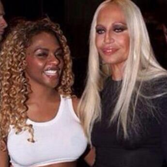 LilKimUK's tweet photo. Rare: @LilKim &amp; Donatella Versace (2000) http://t.co/9lXOWiw0u9