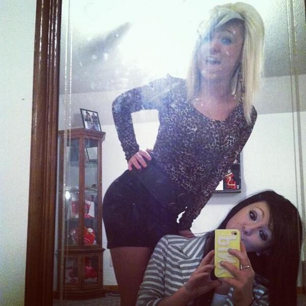 Andweaa_'s tweet photo. Going out with this bitchh @Briiannnaa_xoxo http://t.co/HfDkuQOqpA