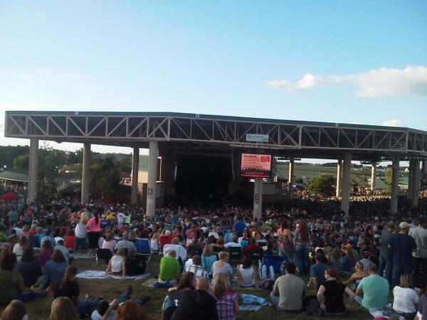 garyraber11's tweet photo. BOYS ROUND HERE!! waiting  on Blake Shelton ta hit the stage http://t.co/MmhYJaA7f9