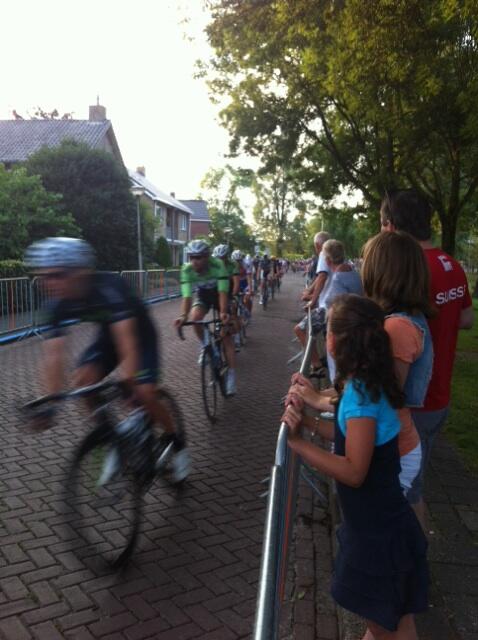 a249's tweet image. En nu kijken bij de wielerwedstrijd in Steenwijk!