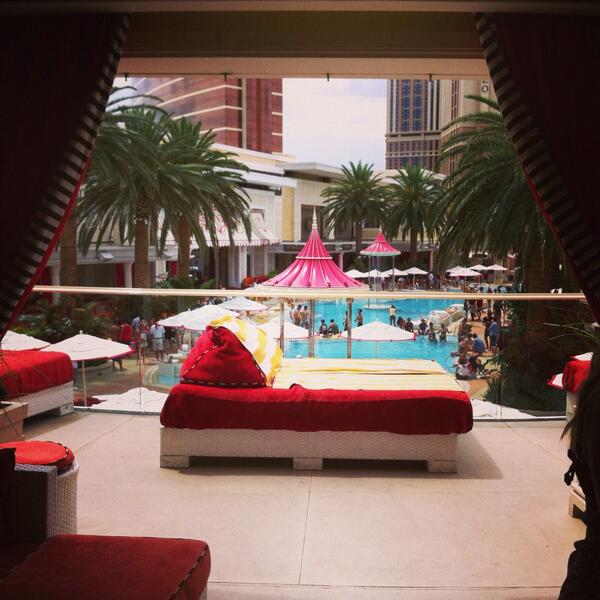 aligon15's tweet photo. Best beach party @encorebeachclub #privatecabana #myentourageisbetterthanyours http://t.co/9PworqPFJ3