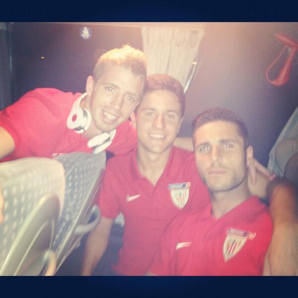 IkerMuniain10's tweet photo. Llegando a Bilbao después de un largo viaje. Aqui con Sir. @kike_sola y @anderherrera8. Buenas noches chic@s!! http://t.co/7iIinaz5Jj