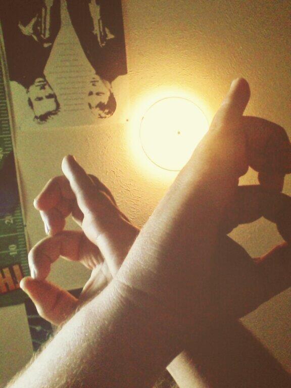 @AshleyPurdy BVB hand sign http://t.co/WviVremsdO