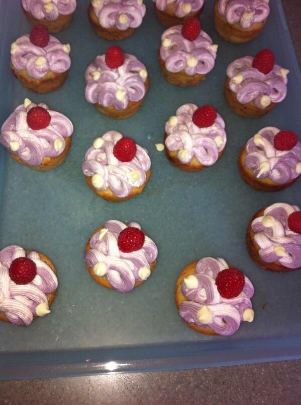 TysTreats's tweet photo. White chocolate raspberry cupcakes I made. http://t.co/YtoKGjWFZR