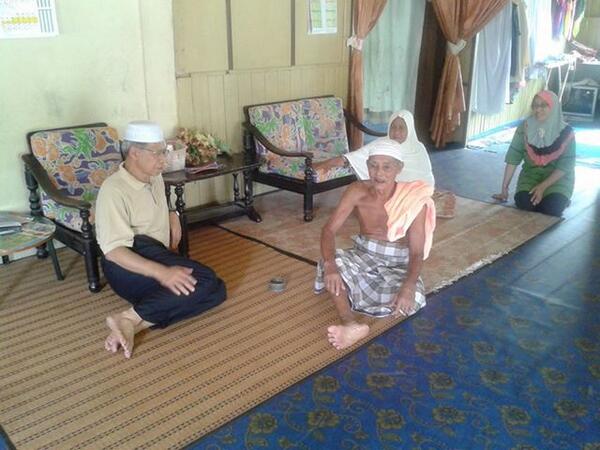 zeekay15's tweet photo. MP yg prihatin kpd rakyat Jeli RT @izzul9000:DS @Mustapa_Mohamed mnziarahi Abg awang yg mghidap peyakit Alzheimer  http://t.co/yw0UZkwl73