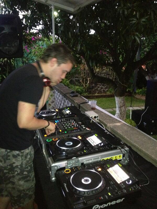 EliteVisionE's tweet photo. #PoolParty ElectrónicaMX http://t.co/cFKB8xgNum