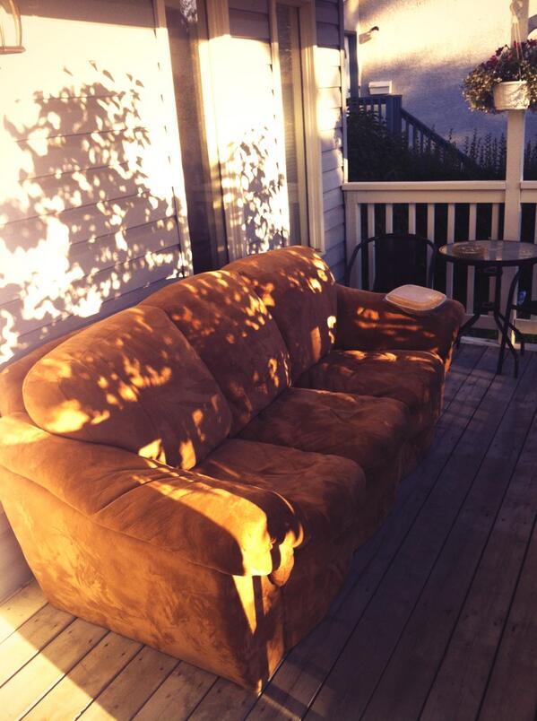 rossyrara's tweet photo. @aquafreshhotdog if ur wondering that's a chicken pot pie on the armrest http://t.co/yrRQvUu8U0