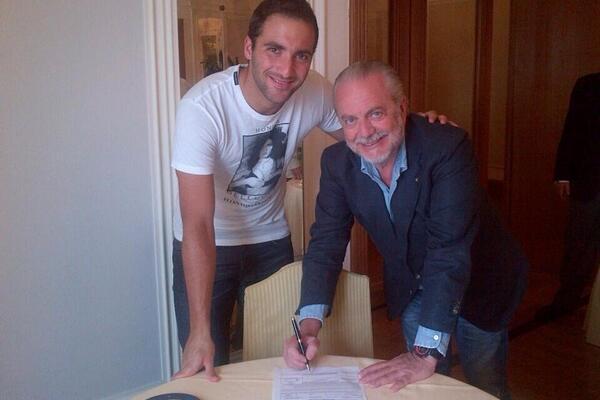 Koran_Football's tweet photo. Photo confirmation of Gonzalo Higuaín's move to Napoli | @20Higuain_ID @Indo_Napoletano http://t.co/is8hwj7bL7