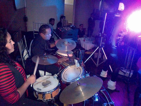 interbanda's tweet photo. @interbanda a esta hora #boda #Live en #Maturin #Venezuela con @CaritoDrums @Dkrdrums @neu_interbanda @neptaven http://t.co/HGHKtXNm4f