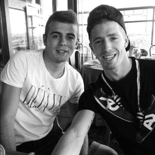 IkerMuniain10's tweet photo. A comer con la family! Os dejo una foto con mi hermano, @Andonimuniain19 . Besoooos!! http://t.co/moq7otaUje