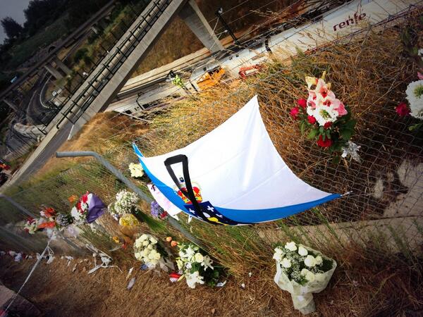 maykanavarro's tweet photo. #Galicia Más flores junta a las vías del tren al paso de un AVE que circula lento en la curva de A Grandeira http://t.co/1rMqpYSnpc